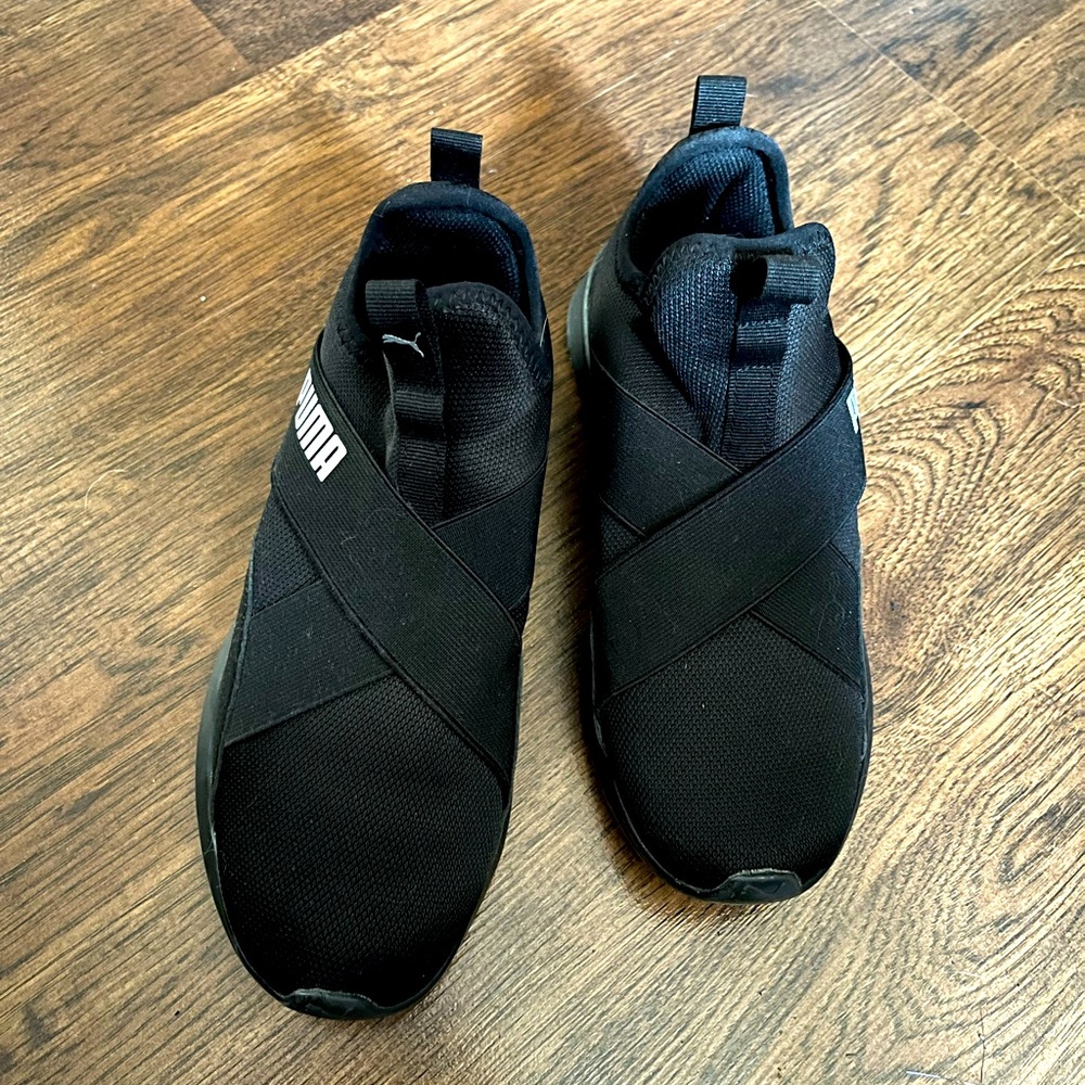 Puma women’s size 6 slip in gym shoe